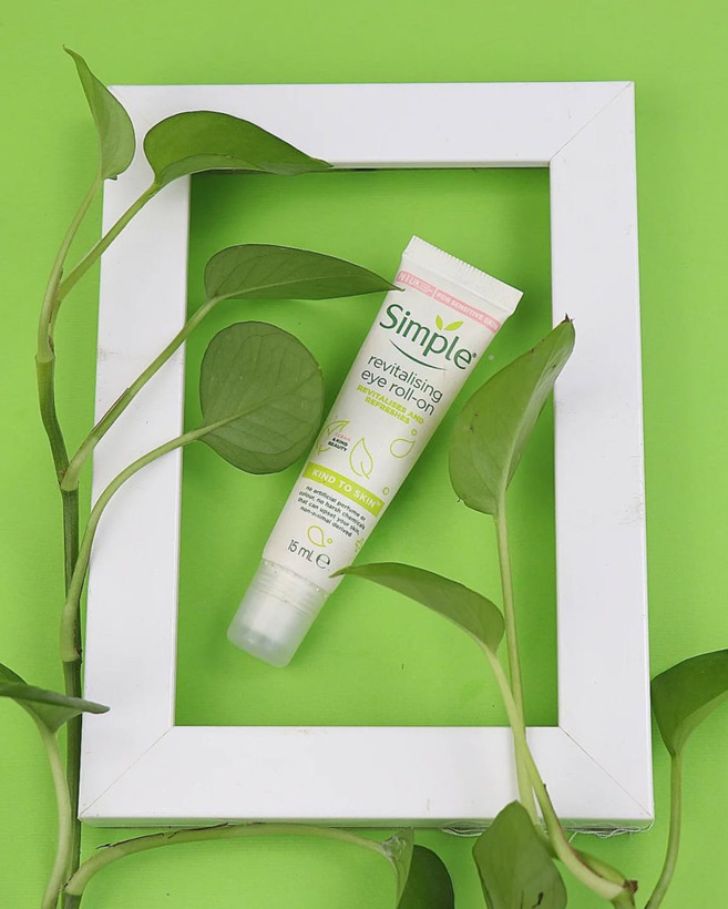 کرم دور چشم رولی احیا کننده Revitalising سیمپل سری Kind to Skin حجم 15ML